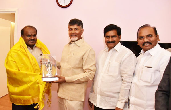 Karnataka CM Kumaraswamy meets Chandrababu Naidu 